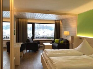 In-room safe, desk, blackout curtains, soundproofing - Landhotel Lortz (Reichelsheim)
