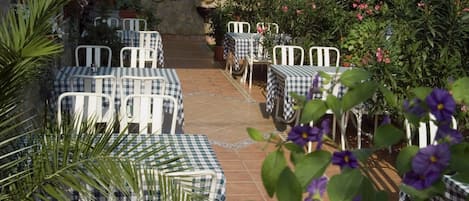 Standard Triple Room | Garden view