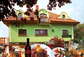 A green building with a sign reading "PANZIO" and "VADASZKURT". - Vadászkürt szálláshely Sopron (ra) (Sopron)