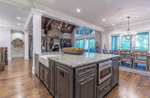 Beautiful 6 Bedroom Lake Front Home on Lake Oconee