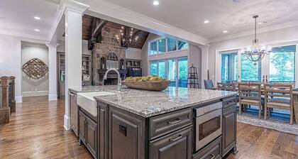 Beautiful 6 Bedroom Lake Front Home on Lake Oconee