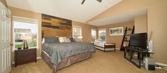 Beautiful modern home just 20 mins from downtown Indy & 25 mins from Grant Park