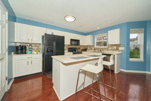 Fridge, microwave, oven, stovetop - Beautiful modern home just 20 mins from downtown Indy & 25 mins from Grant Park (Indianapolis)