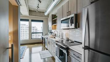 Refrigerador, microondas, horno y parrilla de estufa