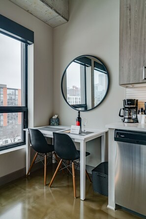 Fridge, microwave, oven, stovetop - MINNeSTAY* Sable 606 - One Bedroom | North Loop | Target Center (Minneapolis)