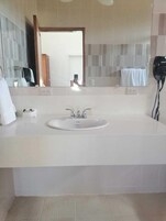 Chuveiro, secador de cabelo, toalhas de banho, sabonete