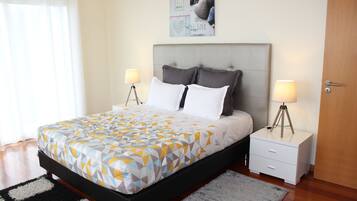 2 slaapkamers, een bureau, een strijkplank/strijkijzer, reisbedje