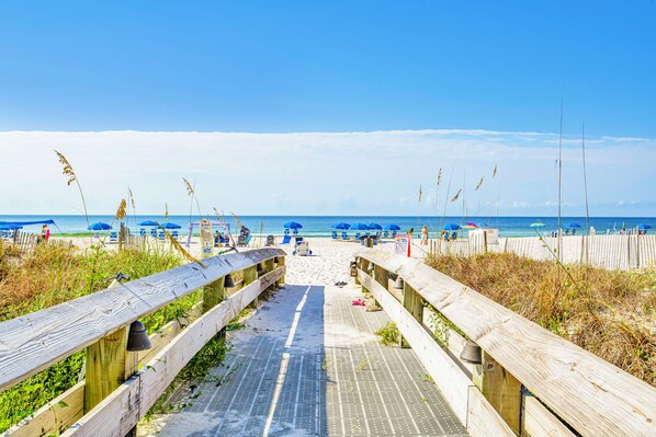 On the beach - Beachfront 1BR @ Phoenix IV • Sleeps 4 • Stunning Views, Balcony & Resort Amenities (Orange Beach)