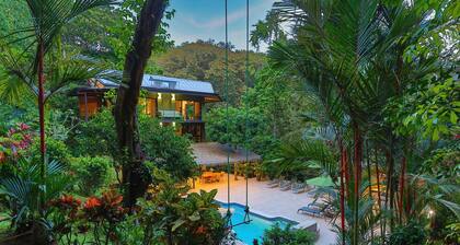 Jungle Roost, ein wunderschön eingerichtetes 4-stöckiges Dschungelhaus in Strandnähe