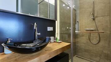 Deluxe Double Room | Bathroom | Shower, hair dryer, towels, soap