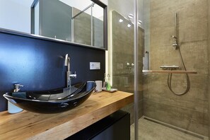 Chambre Double Deluxe | Salle de bain | Douche, sèche-cheveux, serviettes fournies, savon
