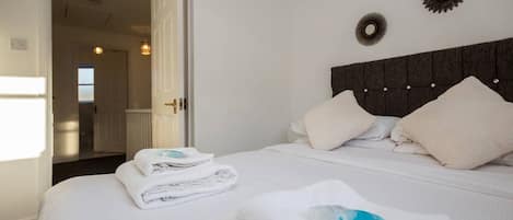 5 bedrooms, iron/ironing board, WiFi, bed sheets