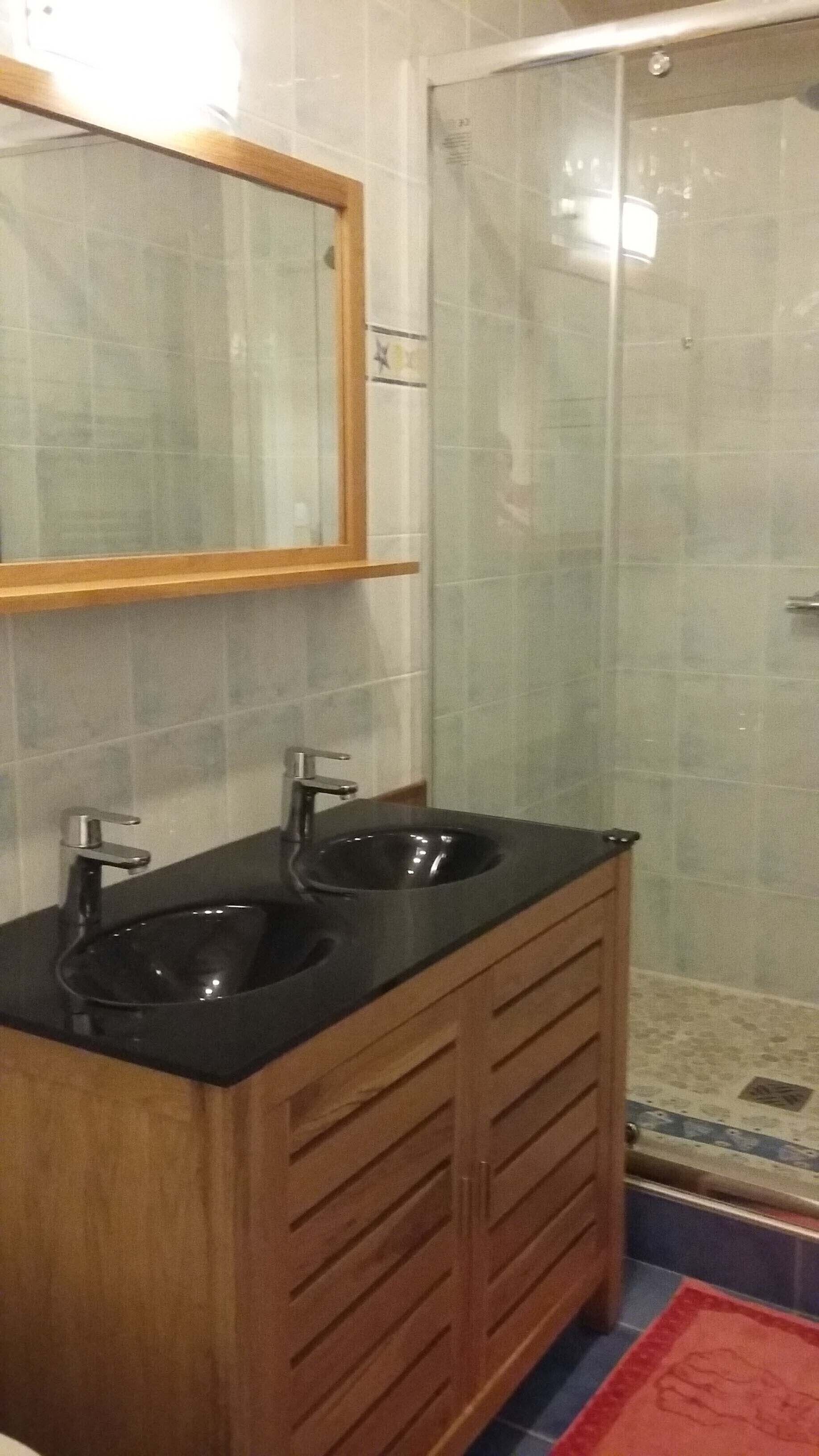 Een douche, een haardroger, handdoeken, toiletpapier
