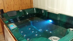 A glass-enclosed hot tub with bubbles, a control panel, and a white toilet. - Room, Jacuzzi, Table d'hôtes on reservation (TREDUDER)