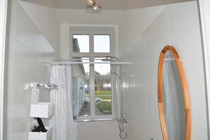 Een haardroger, handdoeken