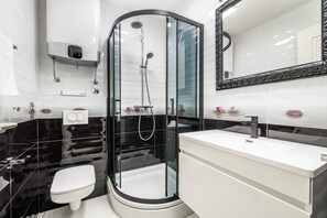 Shower, hair dryer, towels, shampoo - experience the richness of life  (Split)