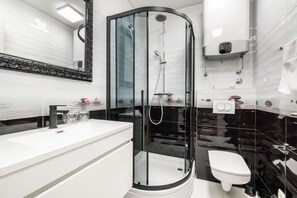 Chuveiro, secador de cabelo, toalhas de banho, shampoo