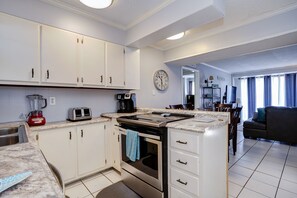 冷蔵庫、電子レンジ、オーブン、コンロ