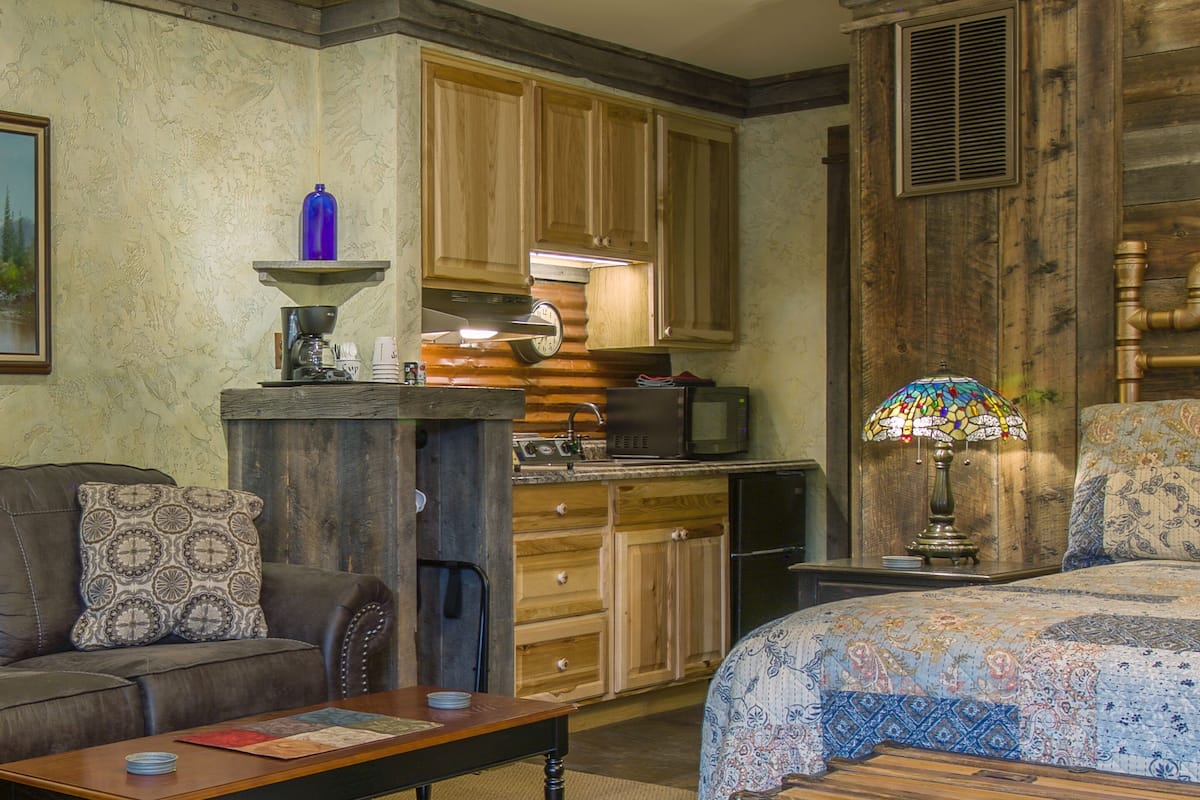 #6 barn board premium suite (no dogs allowed) | private kitchenette | microwave, coffee/tea maker, paper towels