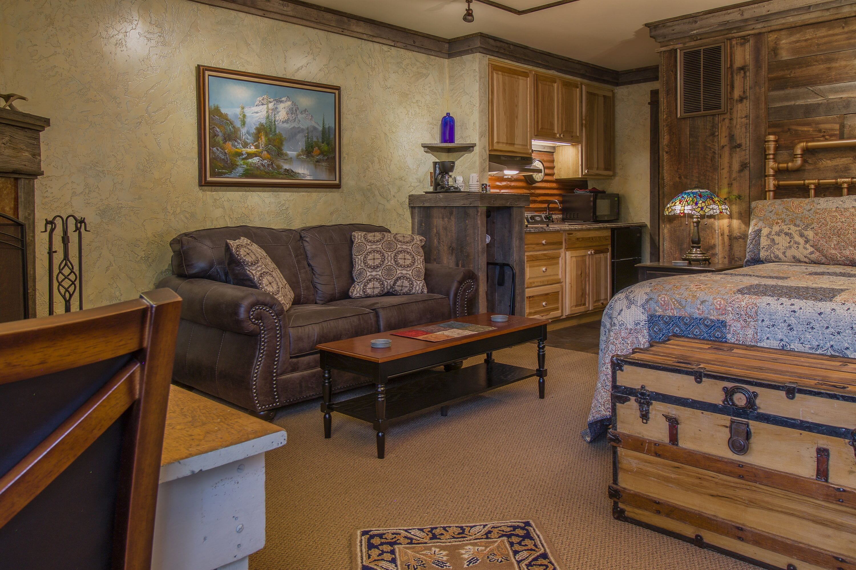 #6 barn board premium suite (no dogs allowed) | living area | 40-inch flat-screen tv with satellite channels, tv