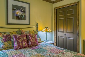 Suite Premium | Meja kerja, setrika/meja setrika, Wi-Fi gratis, dan seprai linen