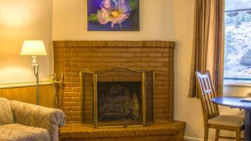Basic Suite #7 | Living room | 40-inch flat-screen TV with satellite channels, TV