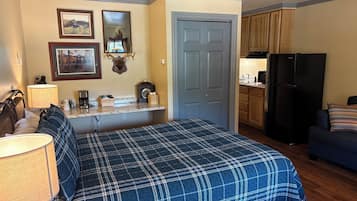 Superior Suite, 1 Queen Bed #5 | Desk, iron/ironing board, travel crib, WiFi (free)