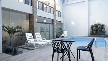 Una televisión de pantalla plana