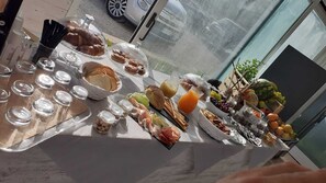 A breakfast buffet with various food items and beverages. - Mamire Tsg (Ugento)