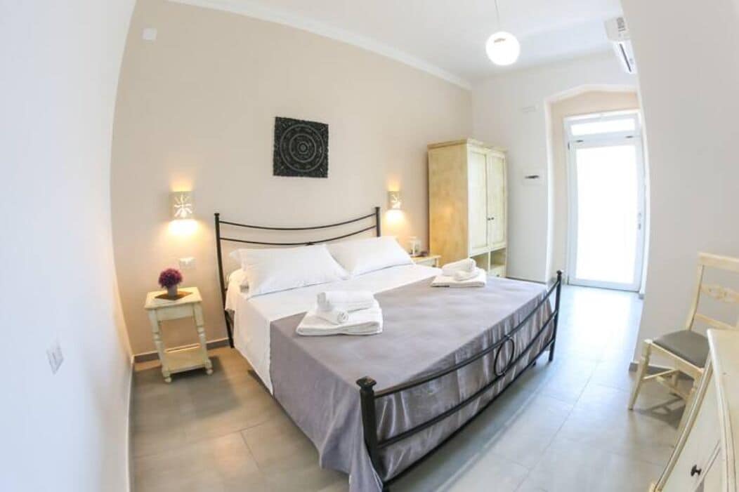 Deluxe Double Room | Hypo-allergenic bedding, in-room safe, desk, laptop workspace