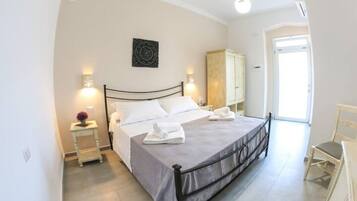 Deluxe Double Room | Hypo-allergenic bedding, in-room safe, desk, laptop workspace