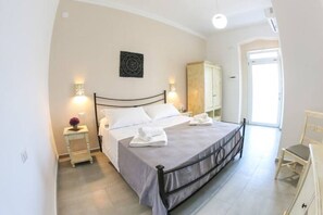 Ropa de cama hipoalergénica y caja de seguridad en la habitación 