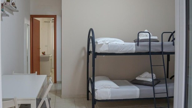 A bunk bed room with a table and a mirror. - Mamire Tsg (Ugento)