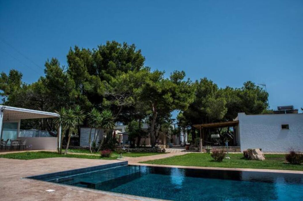 Kauden mukainen ulkouima-allas