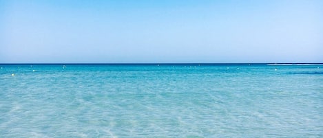 Am Strand, weißer Sandstrand, 10 Strandbars