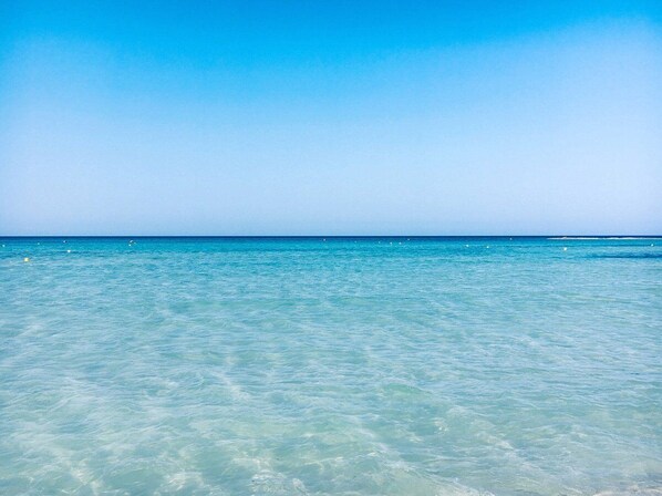 Accommodatie ligt op het strand, wit zand, 10 strandbars