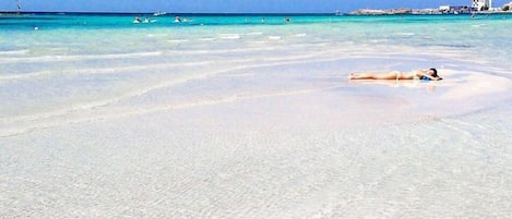 Sulla spiaggia, sabbia bianca