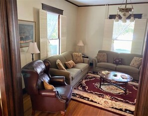 Living area - The Yellow Victorian in Historic Cambridge – Walk to Everything! (Cambridge)