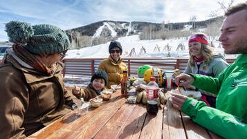 منطقة تناول الطعام للأسر