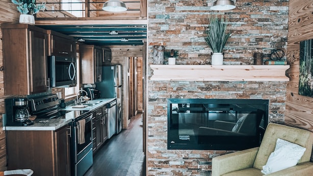 Una cocina moderna con armarios de madera, horno empotrado y una isla grande.
