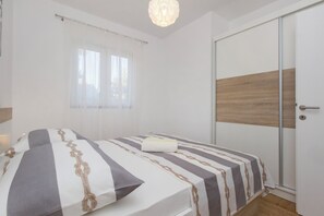 6 bedrooms, WiFi, bed sheets