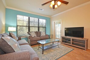 Condo, 3 Bedrooms | Living room