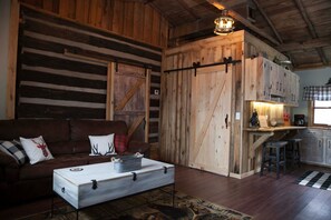 Smart TV, fireplace, books - An Original Smoky Mountain Cabin! This is a ONE OF A KIND! THE NEST! (Sevierville)