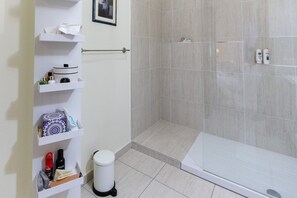 Shower, hair dryer, towels, soap - Apartment Bella Vista - Holidays live here (Chianni)