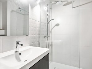 Shower, hair dryer, towels, soap - Le Cocon Juanais - Welkeys (Antibes)