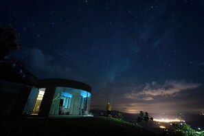 Quarto casal luxo, banheira de hidromassagem, vista para a montanha | Frigobar, individualmente decorados, individualmente mobiliados