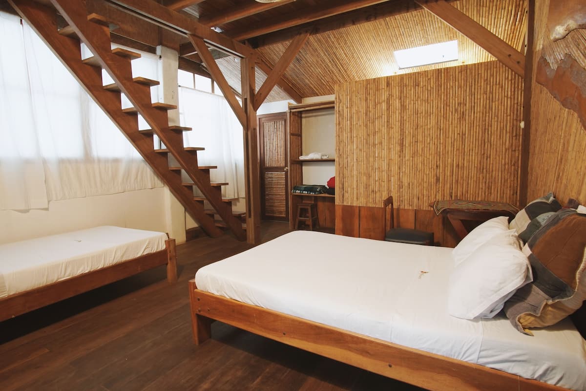 Decoración personalizada, escritorio, wifi gratis y ropa de cama