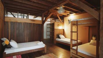 Habitacion familiar cuadruple con baño privado # 2 | Individueel gedecoreerd, een bureau, gratis wifi, beddengoed