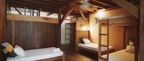 Habitacion familiar cuadruple con baño privado # 2 | Individually decorated, desk, free WiFi, bed sheets