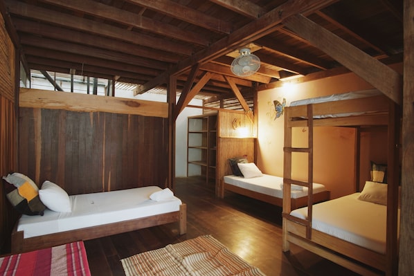 Habitacion familiar cuadruple con baño privado # 2 | デスク、WiFi (無料)、客室ごとに異なる装飾、ベッドシーツ